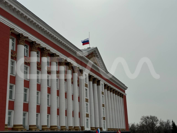 Приспустили флаги