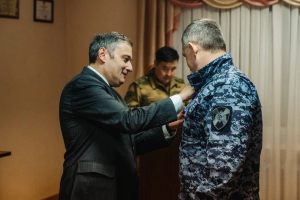 Александр Хинштейн вручил государственные награды бойцам Росгвардии