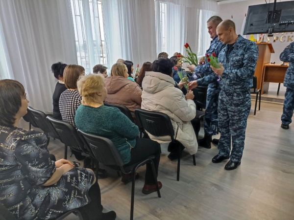 С МЕЖДУНАРОДНЫМ ЖЕНСКИМ ДНЁМ СОТРУДНИЦ ИК-11 ПОЗДРАВИЛИ КОЛЛЕГИ-МУЖЧИНЫ