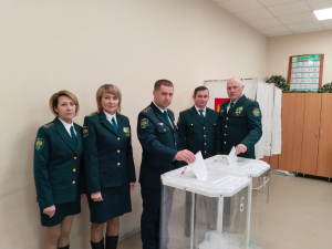 Голосуют суджанские таможенники