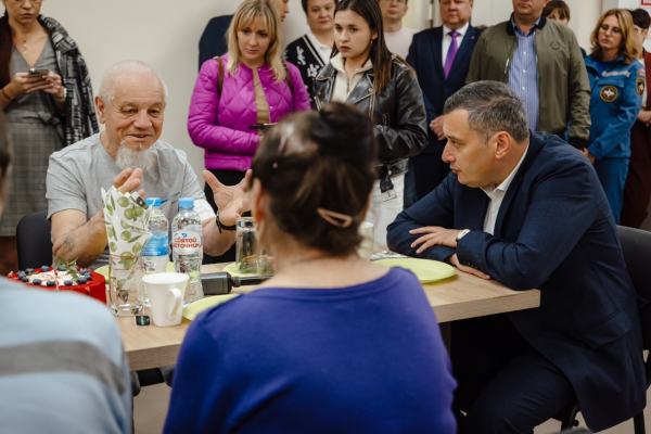 Врио губернатора Курской области Александр Хинштейн навестил суджан, которые вернулись на родную землю из украинского плена