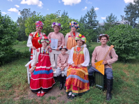 ВЕСЕЛО ЖИВУТ — ДРУЖНО ПЛЯШУТ И ПОЮТ